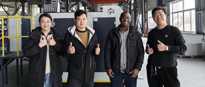 Kunder besöker Vaxningsfabrik